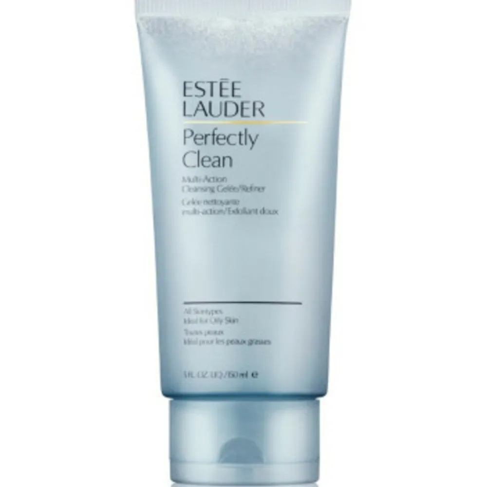 Estee Lauder Perfectly Clean Cleansing Gelee-RefinerEen ware explosie aan verfrissing voor je huid, na het aanbrengen van de Perfectly Clean Multi-Action Cleansing Gelée/Refiner, die ook nog eens mild reinigt en exfolieert tegelijkertijd.Deze veelzijdige, frisse, schuimende gel van Estée Lauder is gevuld met zachte, exfoliërende kralen.verwijdert op effectieve manier alle onzuiverheden en schilferszuivert de poriën, herstelt de huidmaakt de huid weer egaal en gladhelpt om het teveel aan huidafscheiding te beheersenJe huid ziet er gezond, fris en stralend uit Aanvullende informatie GebruiksaanwijzingGebruik 's morgens en 's avonds. Goed schudden. Zachtjes inmasseren op de droge huid en afspoelen. Vermijd het gebied rond de ogen. Ingrediënten Wateraquaeau, Sodium laureth sulfate, Acrylates copolymer, Sucrose, Lauramidopropyl betaine, Jojoba esters, Glycerin, Silybum marianum (lady's thistle) extract, Gentiana lutea (gentian) root extract, Algae extract, Lauryl methacrylate/glycol dimethacrylate crosspolymer, Caffeine, Sorbitol, Sodium cocoyl sarcosinate, Dimethicone, Zinc pca, Laureth-2, Sodium hyaluronate, Propanediol, Potassium hydroxide, Disodium cocoyl glutamate, Sodium cocoyl glutamate, Monosodium citrate, Polyquaternium-7, Sodium sulfate, Fragrance (parfum), Sodium chloride, Citric acid, Edta, Methylchloroisothiazolinone, Methylisothiazolinone, Phenoxyethanol Allergenen niet bekend Allergenen Disclaimer Let op: Hoewel we zorgvuldig allergeneninformatie op onze productpagina’s verstrekken, kunnen de ingrediënten en allergenen in de producten door de fabrikant worden aangepast. Raadpleeg daarom altijd de verpakking voordat je het product consumeert, vooral als je een allergie of intolerantie hebt. De informatie op onze website is bedoeld als aanvullende ondersteuning en kan niet altijd het etiket op de verpakking vervangen. Bij vragen over allergenen of andere productinformatie, neem gerust contact met ons op. Fabrikant informatie Merk: Ean: 27131988083 Artikel: 1037-606 Reviews Schrijf jouw review Hoe controleren en plaatsen wij reviews? Plein plaatst enkel reviews van klanten en personen die het product daadwerkelijk gebruikt hebben, ook wanneer deze negatief of neutraal is. Voordat de review geplaatst wordt controleren we handmatig of deze écht is en voldoet aan onze reviewvoorwaarden. Wanneer het product op Plein gekocht is vermelden we dat bij de review. Plein betaalt niet voor reviews, wanneer een reviewer door een andere partij is vergoed staat dit erbij vermeld. Er zijn nog geen reviews geschreven. Schrijf als eerste een review. Perfectly Clean Cleansing Gelee-Refiner 150 ml