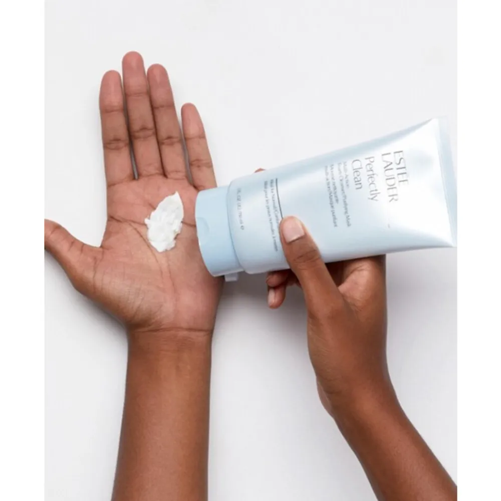 Estee Lauder Perfectly Clean Cleansing Gelee-RefinerEen ware explosie aan verfrissing voor je huid, na het aanbrengen van de Perfectly Clean Multi-Action Cleansing Gelée/Refiner, die ook nog eens mild reinigt en exfolieert tegelijkertijd.Deze veelzijdige, frisse, schuimende gel van Estée Lauder is gevuld met zachte, exfoliërende kralen.verwijdert op effectieve manier alle onzuiverheden en schilferszuivert de poriën, herstelt de huidmaakt de huid weer egaal en gladhelpt om het teveel aan huidafscheiding te beheersenJe huid ziet er gezond, fris en stralend uit Aanvullende informatie GebruiksaanwijzingGebruik 's morgens en 's avonds. Goed schudden. Zachtjes inmasseren op de droge huid en afspoelen. Vermijd het gebied rond de ogen. Ingrediënten Wateraquaeau, Sodium laureth sulfate, Acrylates copolymer, Sucrose, Lauramidopropyl betaine, Jojoba esters, Glycerin, Silybum marianum (lady's thistle) extract, Gentiana lutea (gentian) root extract, Algae extract, Lauryl methacrylate/glycol dimethacrylate crosspolymer, Caffeine, Sorbitol, Sodium cocoyl sarcosinate, Dimethicone, Zinc pca, Laureth-2, Sodium hyaluronate, Propanediol, Potassium hydroxide, Disodium cocoyl glutamate, Sodium cocoyl glutamate, Monosodium citrate, Polyquaternium-7, Sodium sulfate, Fragrance (parfum), Sodium chloride, Citric acid, Edta, Methylchloroisothiazolinone, Methylisothiazolinone, Phenoxyethanol Allergenen niet bekend Allergenen Disclaimer Let op: Hoewel we zorgvuldig allergeneninformatie op onze productpagina’s verstrekken, kunnen de ingrediënten en allergenen in de producten door de fabrikant worden aangepast. Raadpleeg daarom altijd de verpakking voordat je het product consumeert, vooral als je een allergie of intolerantie hebt. De informatie op onze website is bedoeld als aanvullende ondersteuning en kan niet altijd het etiket op de verpakking vervangen. Bij vragen over allergenen of andere productinformatie, neem gerust contact met ons op. Fabrikant informatie Merk: Ean: 27131988083 Artikel: 1037-606 Reviews Schrijf jouw review Hoe controleren en plaatsen wij reviews? Plein plaatst enkel reviews van klanten en personen die het product daadwerkelijk gebruikt hebben, ook wanneer deze negatief of neutraal is. Voordat de review geplaatst wordt controleren we handmatig of deze écht is en voldoet aan onze reviewvoorwaarden. Wanneer het product op Plein gekocht is vermelden we dat bij de review. Plein betaalt niet voor reviews, wanneer een reviewer door een andere partij is vergoed staat dit erbij vermeld. Er zijn nog geen reviews geschreven. Schrijf als eerste een review. Perfectly Clean Cleansing Gelee-Refiner 150 ml
