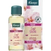 Kneipp Badolie Soft Skin AmandelbloesemDe heerlijk geurende ® Badolie Soft Skin, biedt je huid de optimale combinatie van actieve bescherming en voelbare verzorging. Met 94% zuivere amandelolie zorgt de badolie voor het behoud van de natuurlijke huidbarrière en voelt de huid weer zacht en soepel aan.Dermatologisch getestNiet parfumvrijPH NeutraalProefdiervrijVeganGeschikt voor de droge en/of gevoelige huid Gevarenaanduidingen Ontvlambaar Milieugevaarlijk Zeer licht ontvlambaar gas. Zeer licht ontvlambare aerosol. Zeer licht ontvlambare vloeistof en damp. Licht ontvlambare vloeistof en damp. Ontvlambare vaste stof. Ontvlambare aerosol. Ontvlambare vloeistof en damp. Zeer giftig voor in het water levende organismen. Zeer giftig voor in het water levende organismen, met langdurige gevolgen. Giftig voor in het water levende organismen, met langdurige gevolgen. Aanvullende informatie Hoe te gebruiken?Schroefdopje 1 keer vullen en badolie toevoegen aan het water (36-38ºC). Duur van het bad: 15-20 min. Dopje omspoelen.Cosmeticaproduct. Niet voor inwendig gebruik. Buiten het bereik van kinderen houden. Waarschuwing: Bad na het baden reinigen (voorkomt uitglijden). Restanten van de badolie verwijderen met warm water en vetoplossend schoonmaakmiddel. Ingrediënten Prunus Amygdalus Dulcis (Sweet Almond) Oil, Parfum (Fragrance), Benzyl Benzoate,PEG-40 Sorbitan Peroleate, Prunus Amygdalus Dulcis (Sweet Almond) Flower Extract, Amyris Balsamifera Bark Oil, Pogostemon Cablin Oil, Bulnesia Sarmientoi Extract (Guaiacwood Oil), Limonene, Linalool, Coumarin, Alpha-Isomethyl Ionone, Geraniol, Citral, Cinnamyl Alcohol, Citronellol, Helianthus Annuus Hybrid Oil, Tocopherol. Fabrikant informatie Merk: Ean: 4008233069012 Artikel: 043-102 Fabrikant gegevens: Adres: Vliegend Hertlaan 49 3526 KT Utrecht Nederland Contactgegevens: Tel: 030 281 3300 Email: [email protected] Website: https://www..com Reviews Schrijf jouw review Hoe controleren en plaatsen wij reviews? Plein plaatst enkel reviews van klanten en personen die het product daadwerkelijk gebruikt hebben, ook wanneer deze negatief of neutraal is. Voordat de review geplaatst wordt controleren we handmatig of deze écht is en voldoet aan onze reviewvoorwaarden. Wanneer het product op Plein gekocht is vermelden we dat bij de review. Plein betaalt niet voor reviews, wanneer een reviewer door een andere partij is vergoed staat dit erbij vermeld. Door Elien op 1 september 2022 | Heeft dit product gekocht Verrukkelijke badolie met heerlijke geur en lekkere olie geen Super lekkere badolie Oorspronkelijk geplaatst op plein.nl Door Lydia Maria op 13 mei 2020 | Heeft dit product gekocht Deze review is geschreven bij product Badolie New Energy Rozemarijn 100 ml Zalig badmoment met deze olie Lekker genieten Heerlijke geur Super zacht en voedend voor de huid Mag ietsje beterkoop daar je in verhouding meer verbruikt dan badcreme of badschuim Heerlijk relaxen en tegelijk je huid laten verwennen met deze badolie van Oorspronkelijk geplaatst op plein.nl Door Morvenna op 17 december 2014 | Heeft dit product gekocht Deze review is geschreven bij product Badolie Relaxing Lavendel 100 ml Lekkere badolie, vooral in de winter als het koud is, kan je heerlijk ontspannen. Al een paar jaar mijn favoriet. Oorspronkelijk geplaatst op plein.nl Door Els op 11 december 2014 | Heeft dit product gekocht Deze review is geschreven bij product Badolie Refreshing Eucalyptus 100 ml Heerlijk na een week drukte Frisse geur Lichaam en geest komen tot rust erg lekkere badolie. Als ik het een weekje druk gehad heb kan ik altijd heerlijk relaxen door de frisse geur. Echt een aanrader Oorspronkelijk geplaatst op plein.nl Bekijk alle reviews Badolie Soft Skin Amandelbloesem 100 ml